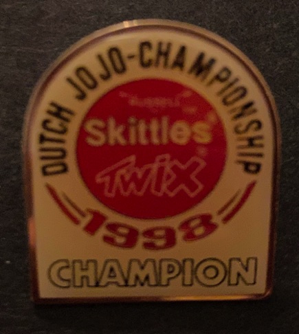 4863-1 € 4,00. coca cola pin jo-jo champion ship 1998.jpeg